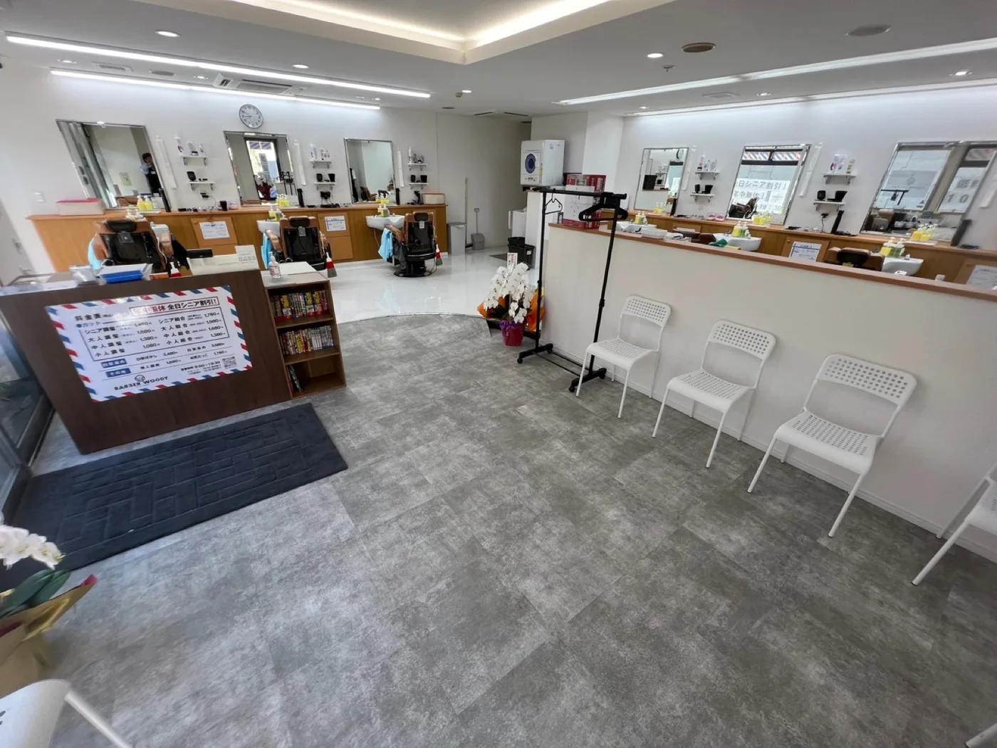 バーバーウッディの明るい店内