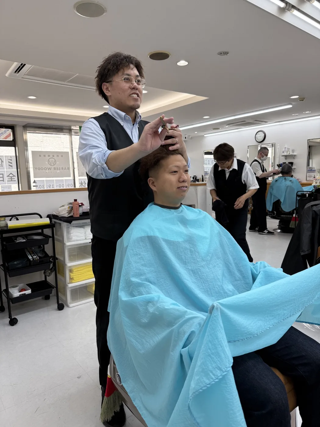 バーバーウッディで施術するスタッフ